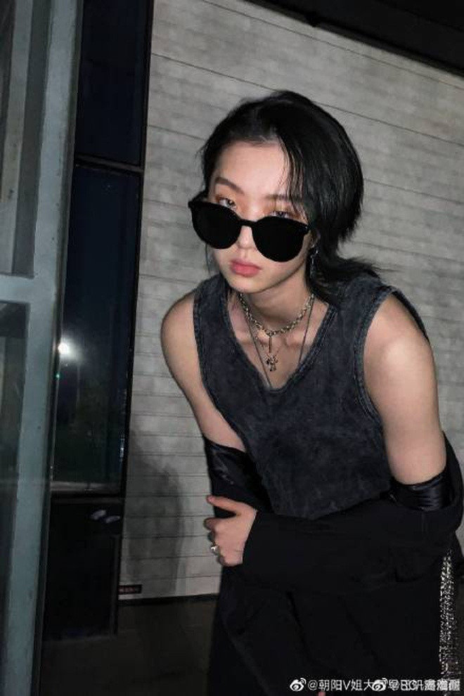 Khác với hình ảnh trên sân thi đấu, Liu Xin ngoài đời chuộng phong cách năng động và thường xuất hiện với vẻ ngoài phi giới tính. "Lúc đẹp trai, lúc lại xinh gái", "Hình ảnh thi đấu và ngoài đời đối lập thật", "Khí chất quá" là những bình luận về cô trên mạng xã hội.