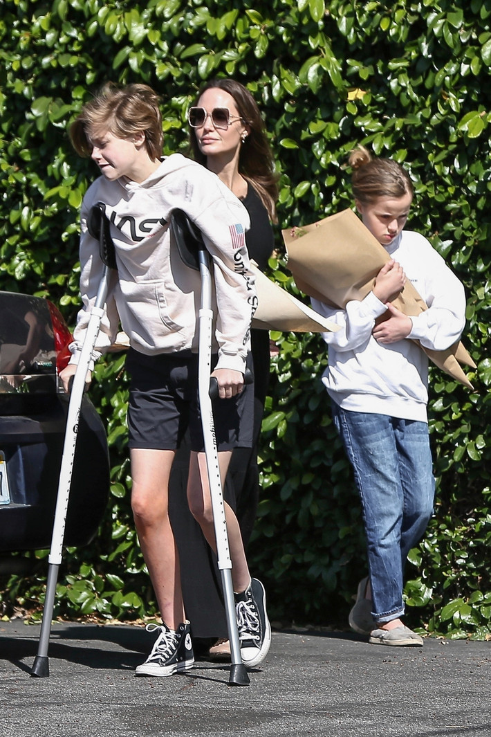 br/> Gần đây, Shiloh và các anh chị em đứng trước tình thế khó xử. Angelina Jolie và Brad Pitt vẫn chưa giải quyết xong việc ly hôn và quyền nuôi con chung dù đã 4 năm trôi qua. Theo SCMP, Brad Pitt hiện muốn chia sẻ quyền nuôi con chung với vợ cũ. Tuy nhiên, sao phim Maleficent muốn toàn quyền nuôi 6 con. Cô thậm chí đòi tung bằng chứng chồng cũ có hành vi bạo hành gia đình để thuận lợi trong cuộc chiến giành quyền nuôi con. Ảnh: The Irish Sun.