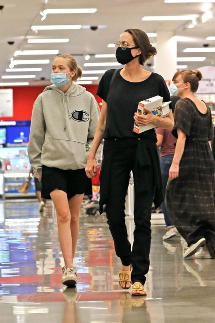 Theo SCMP, Shiloh thường xuất hiện ở phòng tập nhảy ở Los Angeles. Nhiều khả năng con gái Angelina Jolie muốn phát triển sự nghiệp giống bố mẹ. Ảnh: Back Grid.