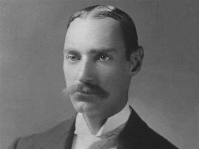 ##sc### John Jacob Astor IV không chỉ là người giàu nhất trên tàu Titanic mà còn là người giàu nhất thế giới tính đến thời điểm đó. Tài sản của ông tương đương khoảng 150 triệu USD, tương đương với 3,5 tỷ USD ngày nay. Astor có mặt trên chuyến tàu sau kỳ nghỉ trăng mật dài ngày với người vợ trẻ Madeleine Talmage Force, kém ông 28 tuổi. Khi tìm được thi thể, người ta phát hiện trong túi ông có khoảng 2.440 USD, tương đương với 60.000 USD hiện nay.