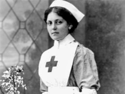 ##sc### Violet Jessop là một trong số ít người may mắn sống sót sau thảm hoạ chìm tàu Titanic. Một thời gian sau, cô tiếp tục phục vụ trên con tàu Britannica, sau này được truyền thông gọi là Titanic 2. Và điều kỳ diệu là Violet tiếp tục sống sót khi Britannica gặp tai nạn và bị chìm. Tuy nhiên, dù sống sót nhưng cô gặp một chấn thương ở đầu, ảnh hưởng đến cuộc sống sau này.