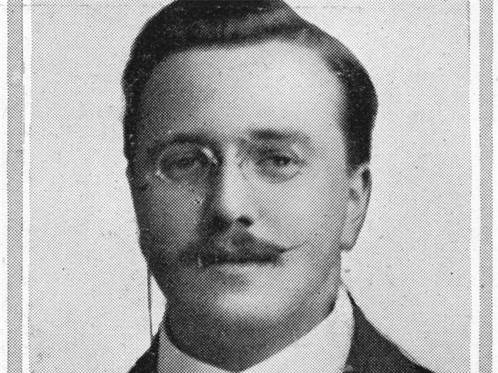 ##sc### Trong ảnh là ông J Wesley Woodward, một nghệ sĩ trong ban nhạc của tàu Titanic. Sau khi tàu đâm vào tảng đá băng, ông vẫn cùng các nghệ sĩ khác chơi nhạc hơn 2 tiếng để trấn an và cổ vũ tinh thần mọi người.