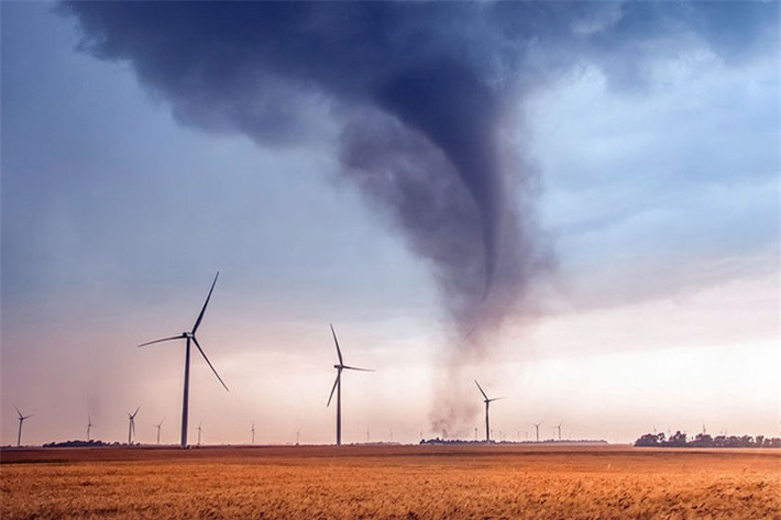 Lốc xoáy lao qua và tàn phá một trang trại sử dụng năng lượng từ các turbine gió.