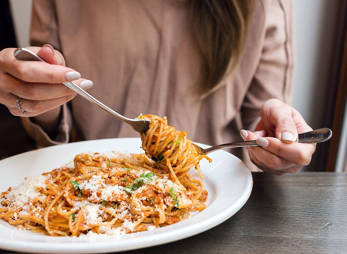 5. Giảm lượng carbs tinh chế: Thực phẩm carbs tinh chế như tinh bột trắng, bánh quy giòn và mỳ ống khiến bạn dễ tăng cân và tích trữ chất béo. Chúng chứa rất ít chất xơ, được tiêu hóa nhanh dẫn đến đường huyết tăng đột biến, dễ ăn quá nhiều trong thời gian ngắn. Bạn nên chuyển sang ngũ cốc nguyên hạt nhằm tăng hiệu quả giảm béo mặt. Ảnh: Eat This.