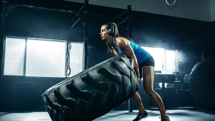 1. Tập luyện cardio: Thông thường, mỡ ở mặt là do cơ thể dư thừa mỡ. Giảm cân làm tăng hiệu quả giảm mỡ toàn thân, bao gồm cả gương mặt. Tập cardio như chạy bộ, đạp xe hoặc một số bài tập không dùng tạ hỗ trợ tăng nhịp tim, đốt cháy chất béo và giảm mỡ trên mặt. Ảnh: Fuelfitusa.