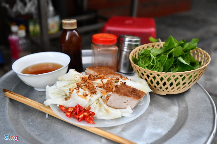 Bánh cuốn, thứ bánh dẻo thơm của gạo, mộc nhĩ, hành phi, khi ăn kèm với rau thơm, miếng chả quế nồng nàn, bát nước mắm ớt nóng hổi. Đây là một trong những món ăn đắt khách ở Hà Nội bất kể mùa nào trong năm.