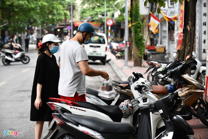 Khoảng thời gian đông khách nhất là từ 7h - 9h sáng. Theo quan sát của phóng viên, chỉ trong vòng 2 tiếng, đã có hơn 50 lượt khách ra vào, các shipper đến nhận đơn cũng khá thường xuyên.