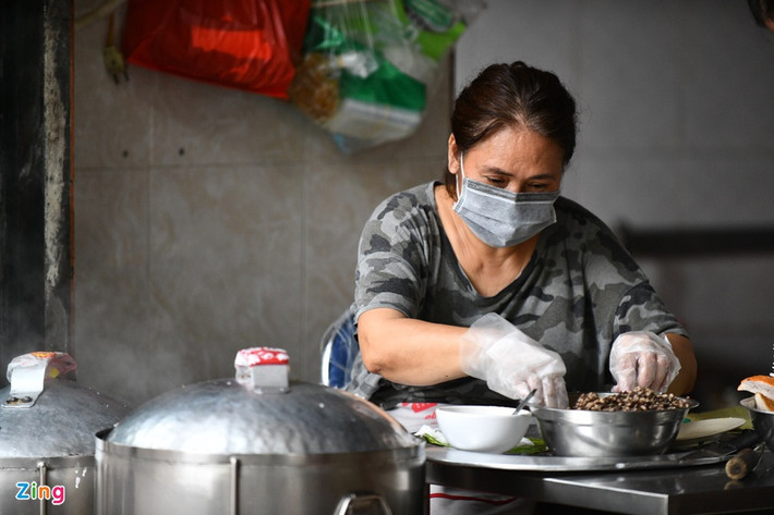 Cho dù phải chịu ảnh hưởng bởi dịch Covid 19, quán này vẫn duy trì được lượng khách ổn định. Chủ cửa hàng cho biết doanh thu giảm sút 20% so với ngày chưa thắt chặt giãn cách, hiện chỉ bán mang đi hơn 100 suất mỗi ngày.