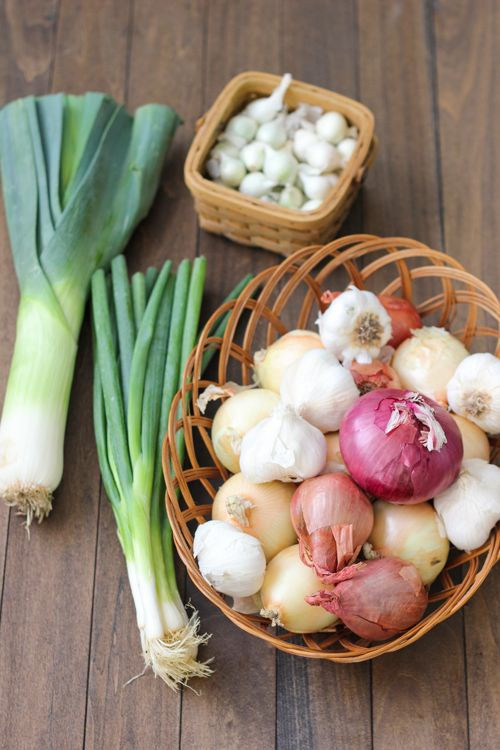 4. Tránh thức ăn gây mồ hôi: Chế độ ăn uống cũng là nguyên nhân chính gây ra mùi hôi ở vùng da dưới cánh tay. Nếu cảm thấy cơ thể mình đổ mồ hôi quá nhiều, bạn nên giảm hoặc loại bỏ những thực phẩm như đồ ăn cay, nóng, nhiều dầu mỡ, rượu, bia, hành, tỏi và các món ăn chứa hàm lượng chất béo cao. Ảnh: hop culture, Pinterest.