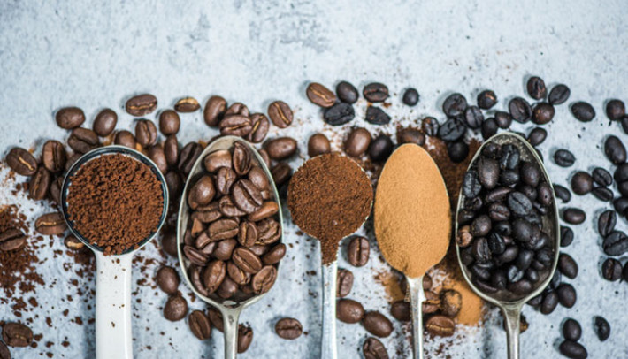8. Hạn chế caffeine: Caffeine kích thích hệ thần kinh, tăng tiết mồ hôi. Nó cũng làm cho huyết áp và nhịp tim của bạn tăng cao, đẩy tuyến mồ hôi phát triển mạnh hơn. Bạn nên giảm hoặc loại bỏ hoàn toàn lượng caffeine vào cơ thể. Ảnh: amarujala.