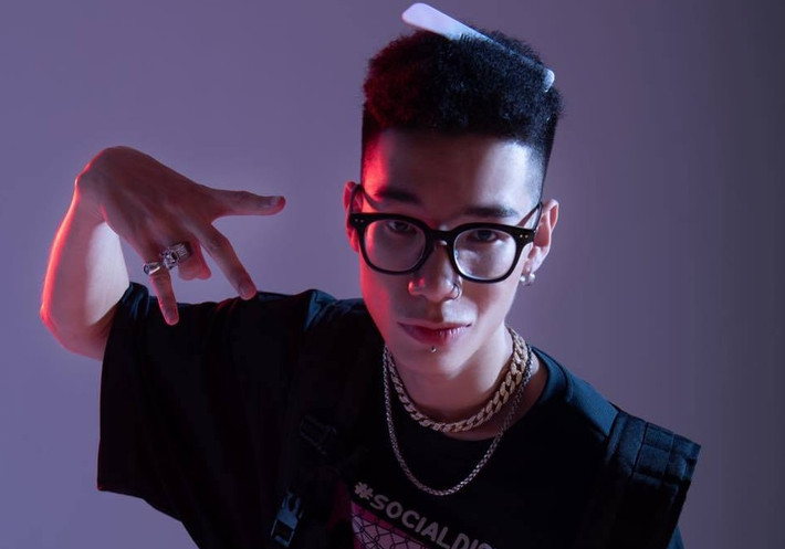 MCK (Nghiêm Vũ Hoàng Long, 1999): Từ chương trình Rap Việt, MCK nổi lên với những sản phẩm melodic rap (rap giai điệu). MCK còn là rapper sử dụng autotune hàng đầu Việt Nam. Trong năm 2021, MCK ra mắt loạt bản rap được đón nhận như Ice Man (ft Sol7), Tay to (ft PhongKhin) và XTC Remix (ft Tlinh, Groovie).