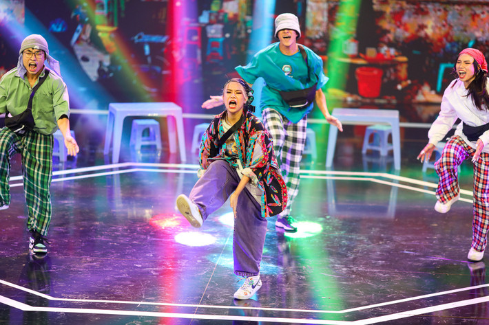 Tlinh (Nguyễn Thảo Linh, 2000): Tlinh khiến giám khảo JustaTee kinh ngạc khi tỏa sáng tại Rap Việt, dù chỉ theo đuổi dòng nhạc này trong vài tháng. Từ nền tảng giọng hát và khả năng rap, Tlinh đang tập trung phát triển thể loại melodic rap. Ngày 30/6, Tlinh ra mắt Gái độc thân. MV đã hút hơn 2 triệu lượt xem và đứng thứ 6 trong top ca khúc thịnh hành. Ảnh: Quỳnh Danh.
