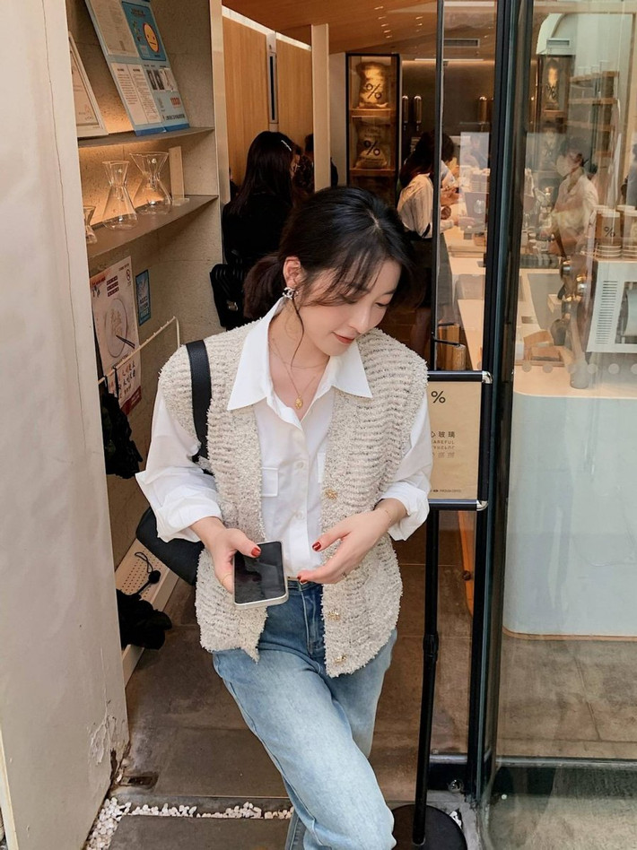 Set áo sơ mi trắng và quần jeans, khoác thêm 1 chiếc áo gile mỏng nhẹ thì vẻ ngoài cũng trở nên thú vị, thời thượng hơn đáng kể đó nhé.