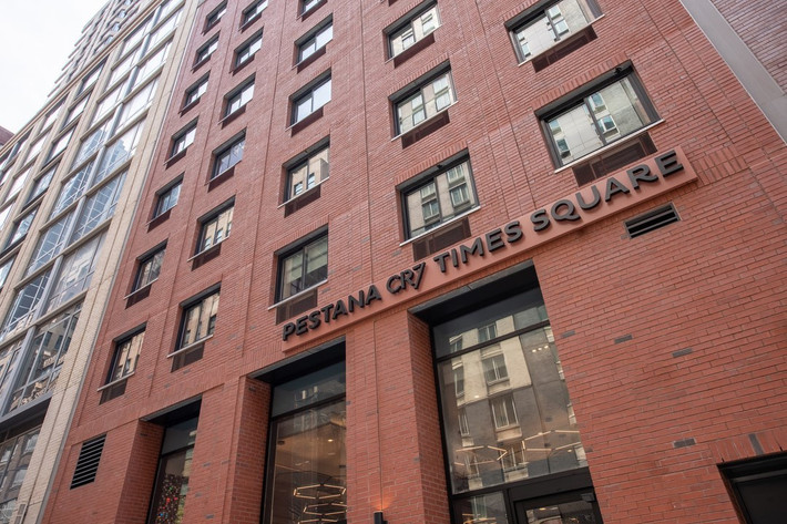 Pestana CR7 Times Square (Mỹ): Đầu tháng 7, Ronaldo đã khai trương khách sạn thứ 4 trong chuỗi khu lưu trú Pestana CR7. Khách sạn nằm trên con đường sầm uất gần Quảng trường Thời đại, New York. Du khách dễ dàng di chuyển đến các điểm du lịch nổi tiếng, trung tâm thương mại, nhà hàng... ở trung tâm thành phố. Các khách sạn của siêu sao bóng đá đều liên doanh tới tập đoàn Pestana Hotel. Ảnh: Pestanacr7.