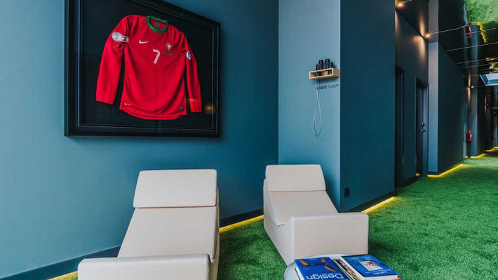 Nhà hàng thuộc Pestana CR7 phục vụ thực đơn phong phú, gồm các món đặc sản trong vùng và ẩm thực Bồ Đào Nha truyền thống. Sàn và hành lang dẫn đến các phòng ngủ đều trải thảm trông giống như sân bóng. Ảnh: Pestana CR7.