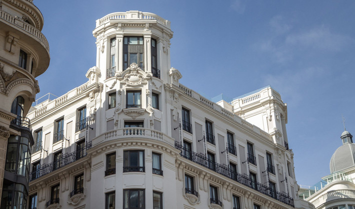 Pestana CR7 Gran Via Madrid Hotel (Tây Ban Nha): Khách sạn được tân trang hoàn toàn từ tòa nhà mang kiến trúc baroque, xây dựng năm 1920. Điểm lưu trú được đầu tư khoảng hơn 15 triệu USD có 10 tầng với 168 phòng, trang trí theo chủ đề thể thao mạnh mẽ. Ảnh: Pestanacr7.