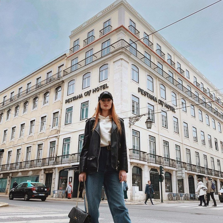 Pestana CR7 Lisboa (Bồ Đào Nha): Sở hữu vị trí ở trung tâm thủ đô Lisbon, cạnh sông Tagus, du khách ở Pestana CR7 dễ dàng di chuyển ra các điểm tham quan nổi tiếng như lâu đài St George, chợ Time Out... Khách sạn được thiết kế bởi Jaime Morais Architects, lấy cảm hứng xoay quanh Ronaldo và bóng đá. Ảnh: Dianakarlashchuk.