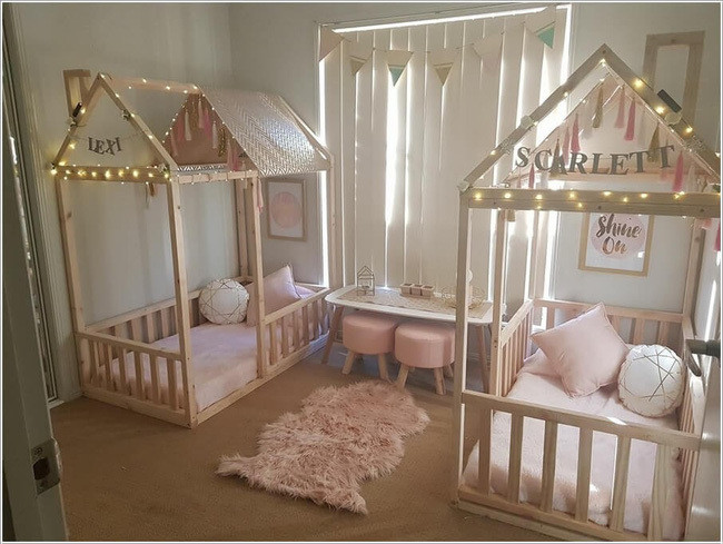 Phòng ngủ với hai giường dạng lều cùng gam màu hồng phấn là một thiết kế hoàn hảo cho 2 bé gái song sinh