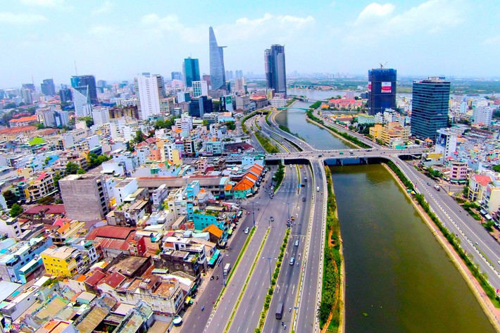 ##sc### Đại lộ Võ Văn Kiệt - Mai Chí Thọ được biết nhiều hơn với tên gọi đại lộ Đông Tây. Đây được xem là con đường di sản bởi nó xuyên qua nhiều vùng đất, chạy suốt chiều dài lịch sử hình thành và phát triển hơn 300 năm của thành phố. Ảnh: Lê Quân.