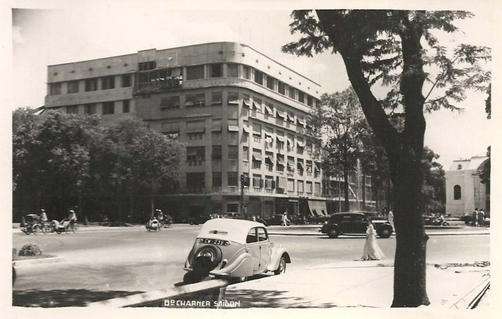 ##sc### Nguyễn Huệ, Lê Lợi, Hàm Nghi, Lê Duẩn, Tôn Đức Thắng là 5 đại lộ đầu tiên của Sài thành. Theo đồ án quy hoạch Sài thành của người Pháp, đường rộng 40 m, vỉa hè 4 m, mỗi bên có 2 hàng cây được gọi là đại lộ (boulevard). Ảnh: Flickr.