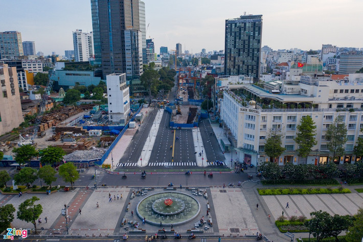 ##sc### Đại lộ là một đường lớn, có 4 làn xe trở lên, trên dải phân cách thường trồng cây, hoa. Nằm ở vị trí trung tâm của thành phố, đại lộ đặt các công trình, biểu tượng quan trọng như đài kỷ niệm, tác phẩm điêu khắc, nhà hát, trung tâm thương mại... Ảnh: Chí Hùng.