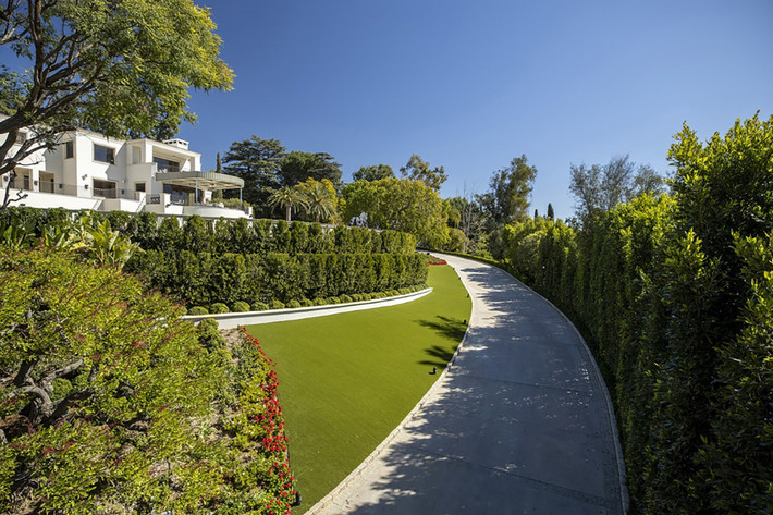 Căn biệt thự toạ lạc trên một mảnh đất rộng gần 11.000 m2 tại khu Beverly Hills giàu có của thành phố Los Angeles, được tỷ phú Steve Wynn mua vào năm 2015.