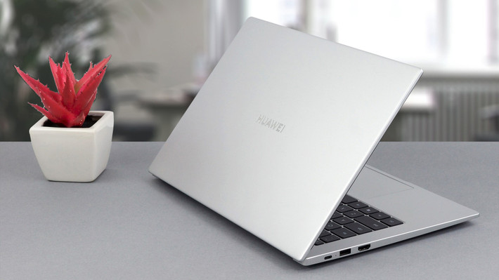 Huawei Matebook D14 phiên bản card đồ họa AMD Radeon RX Vega 10 sẽ lên kệ tại Việt Nam từ ngày 20/3, giá 18 triệu đồng. Máy có RAM 8 GB cùng SSD 512 GB. Thiết bị nặng 1,38 kg và dày 15,9 mm. Ảnh: LaptopMedia.