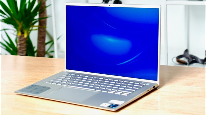 Inspiron 7400 là mẫu laptop mới của Dell vừa được lên kệ tại Việt Nam, giá 28 triệu đồng. Sản phẩm có màn hình 14,5 inch, chip Intel Core i5 thế hệ thứ 11, RAM 8 GB và SSD 512 GB. Ngoài ra, thiết bị còn được sở hữu card đồ họa Nvidia GeForce MX350. Ảnh: Just Josh.