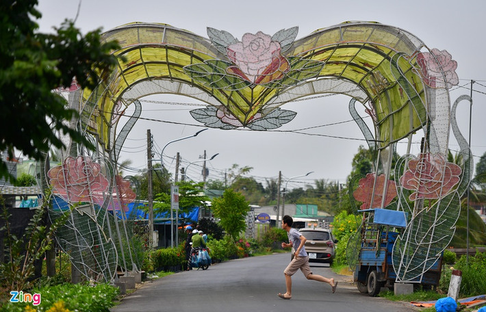 Tuyến đường chính của làng hoa dài khoảng 2 km được trang trí bắt mắt chào đón năm mới.