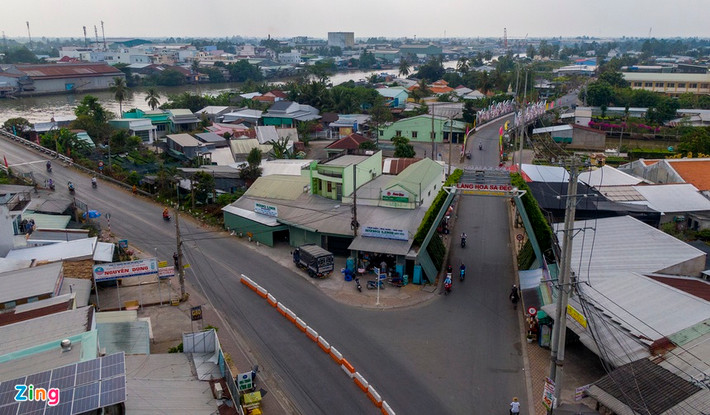 Một cổng vào làng hoa giao với tỉnh lộ 848 ít người qua lại. Đây từng là điểm nóng ùn tắc giao thông vì lượng khách đến tham quan hoa kiểng dịp lễ, Tết.
