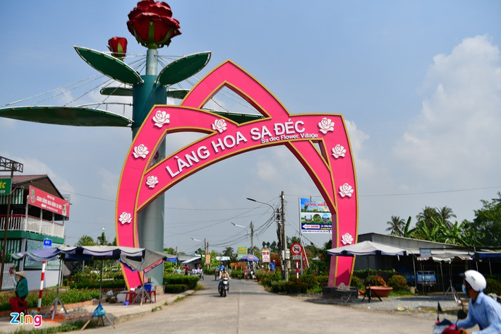 Cổng vào làng hoa rất ít người qua lại. Theo người dân địa phương, cuối tuần trước nơi đây bị ùn tắc cục bộ.
