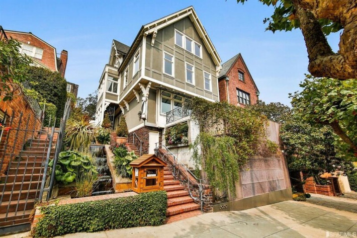 Bất động sản tọa lạc tại thành phố San Francisco, được xây dựng vào đầu thế kỷ 20, nổi bật với khu vườn xanh mướt.