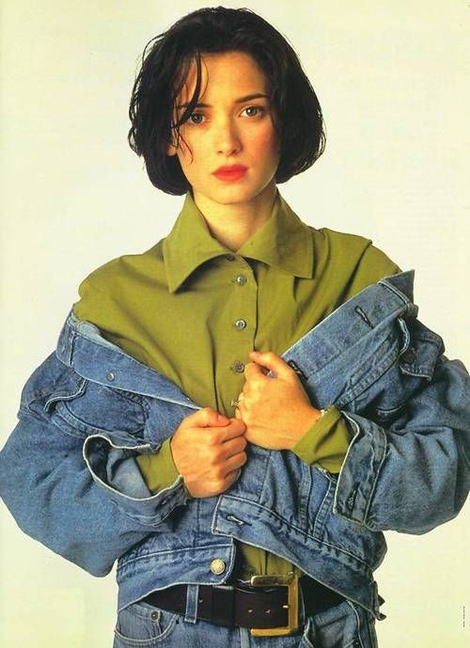 Mốt denim-on-denim cũng được cô nhiệt tình lăng xê với điểm nhấn là áo sơ mi màu xanh bơ vô cùng nổi bật.