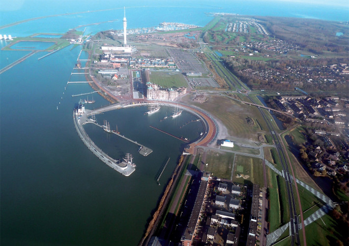 br/> Từ vũ trụ có thể nhìn thấy đê biển Afsluitdijk - một công trình được tính toán kỹ lưỡng và là một thành tựu khoa học công nghệ của nhân loại.