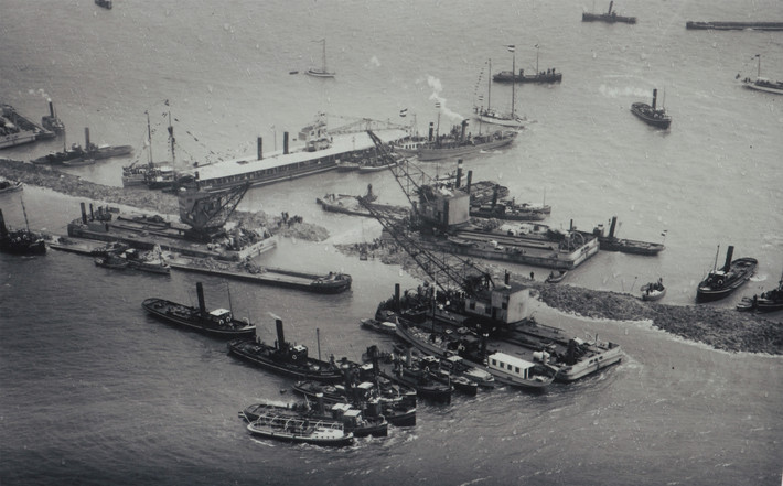 br/> Số lượng vật liệu được sử dụng cho Afsluitdijk ước tính khoảng 23 triệu m3 cát và 13,5 triệu m3 xi măng, chưa tính trung bình khoảng 4 - 5000 công nhân tham gia lao động trên công trường mỗi ngày.