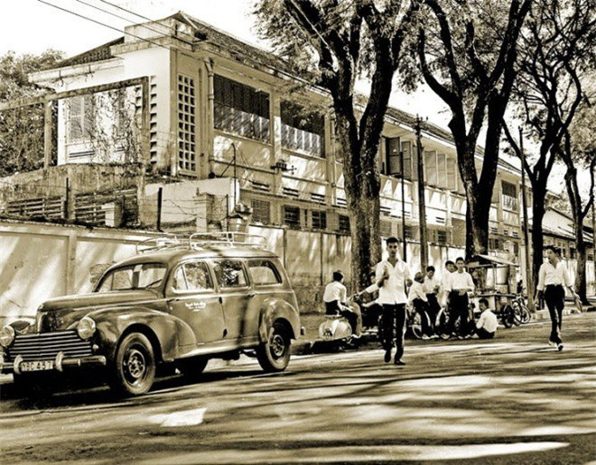 “Tứ Định” là Trần Hữu Định, làm giàu bằng nghề mở tiệm cầm đồ, kinh doanh đất đai, xuất nhập vải sợi. Sau khi ông qua đời, con cháu không biết giữ của, đã tiêu xài và xóa sạch vết tích của nhà cự phú này.