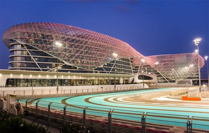 Đường đua Yas Marina, Các Tiểu vương quốc Ả Rập Thống nhất: Giống như nhiều địa điểm khác ở Abu Dhabi, bạn không thể chụp ảnh tại đường đua Yas Marina. Được biết đã có hai người đàn ông bị kết án và phạt tiền vì làm như vậy.