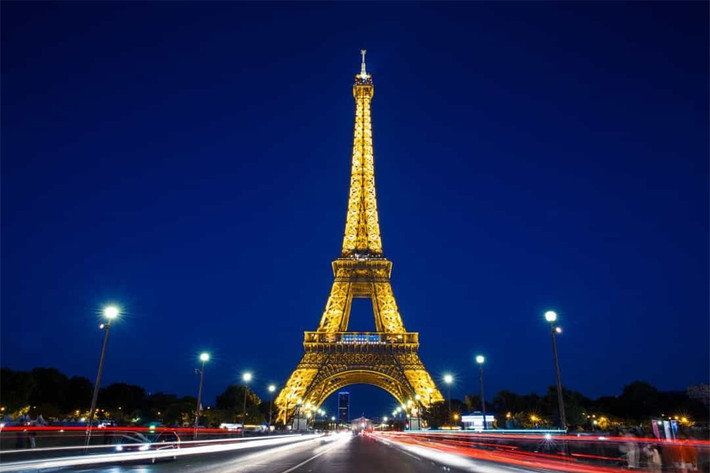 Tháp Eiffel, Pháp: Bạn có thể chụp ảnh tự do vào ban ngày, nhưng chụp ảnh vào ban đêm sẽ bị phạt bản quyền. Cụ thể, hệ thống chiếu sáng vào ban đêm của tháp Eiffel đã được công nhận là một loại hình nghệ thuật và được bảo vệ bởi luật bản quyền. Tuy nhiên, nếu bạn chỉ dùng điện thoại chụp và lưu giữ làm kỷ niệm thì không thành vấn đề!