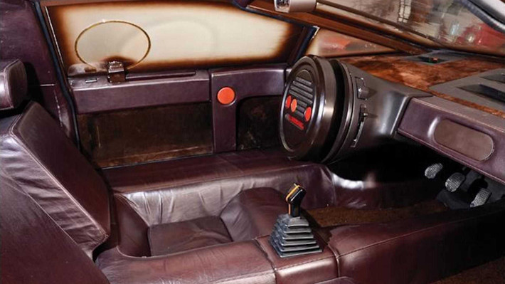 Lancia Sibilo: Tại Triển lãm Ôtô Turin 1978, Lancia đã giới thiệu mẫu siêu xe Sibilo. Ngoại hình hay sức mạnh không là điều khiến chiếc xe 2 cửa này được chú ý, thay vào đó là nội thất lạ lẫm với ghế ngồi lõm và vô-lăng dạng đĩa tròn. Tay lái của Lancia Sibilo được thiết kế tối giản, các nút bấm bố trí trên phần ốp cột vô-lăng.
