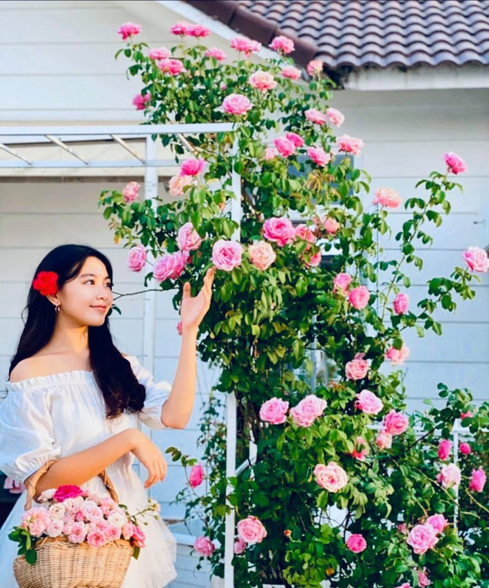 Lọ Lem và em gái thường có những chia sẻ xúc động về gia đình, viết thư cho cha. Em từng viết trên trang cá nhân: "Con ước ngày nào gia đình mình cũng vui vẻ bên nhau. Con mong rằng năm nay khi vừa bước ra cổng trường, con lại thấy ba mẹ ở trên xe và đón con".