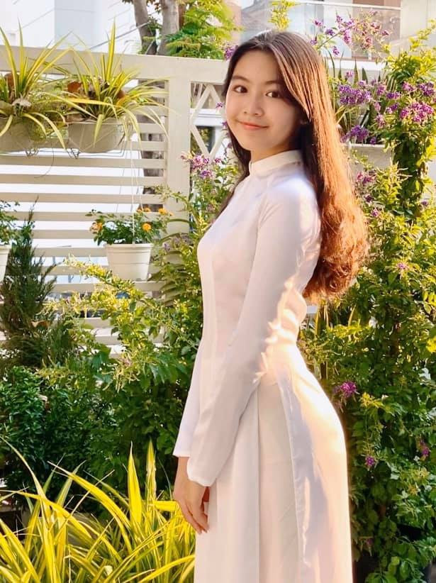 Lọ Lem và em gái Hạt Dẻ hiện học ở một trường quốc tế nổi tiếng ở TP.HCM. Học phí ở đây lên tới 500 triệu đồng/năm.