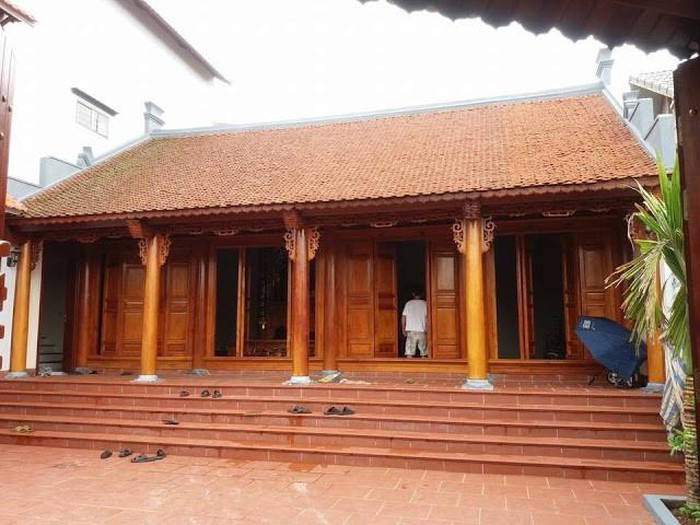Đây là một ngôi nhà gỗ cấp 4 mang thiết kế trang nhã. Kiến trúc sư đã khéo léo dùng gam màu sáng của những cây gỗ để trung hòa tổng thể bố cục và màu sắc của căn nhà