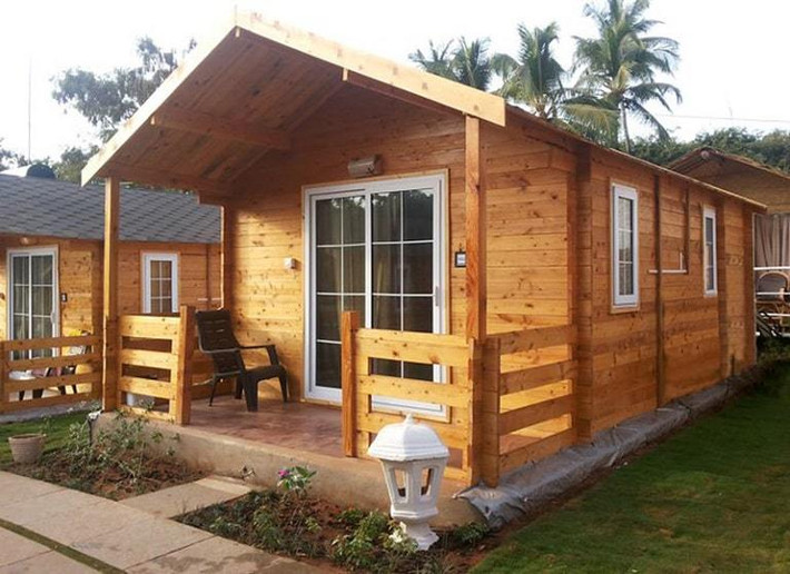 Những ô cửa kính làm tăng nét hiện đại của căn nhà gỗ, giúp đón gió, đón nắng ngập tràn