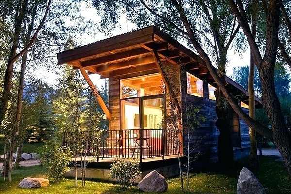 Nếu muốn sở hữu một ngôi nhà gỗ cấp 4 giá rẻ thì khâu chọn nguyên liệu đặc biệt quan trọng. Có một vài loại gỗ nằm trong phân khúc tầm trung thích hợp như gỗ sồi, xoan đào hay gỗ mít,... giá dao động từ 4 - 15 triệu/m2