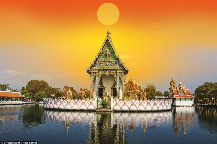 Một ngôi chùa Phật giáo đẹp lộng lẫy là một phần của một ngôi đền ở đảo Samui ở Thái Lan.