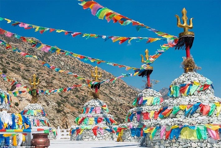 Một ngôi chùa ở Meidai Lamasery, Mông Cổ: Những lá cờ cầu nguyện đầy màu sắc tô điểm cho ngôi đền bằng đá ở vùng núi tạo nên khung cảnh tuyệt đẹp.