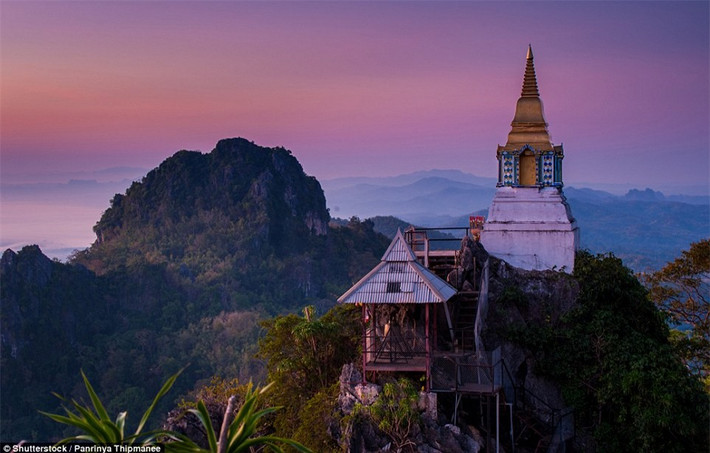 Chùa ở Lampang ở Thái Lan, dù không được trang trí công phu, nhưng vẫn có tên trong danh sách nhờ cảnh quan tuyệt đẹp xung quanh.