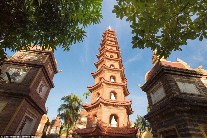 Chùa Trấn Quốc ở Hà Nội, Việt Nam: Nằm trên Bán đảo nhỏ ở phía đông Hồ Tây, chùa Trấn Quốc được coi là ngôi chùa cổ nhất ở Hà Nội với tuổi thọ hơn 1.500 năm.