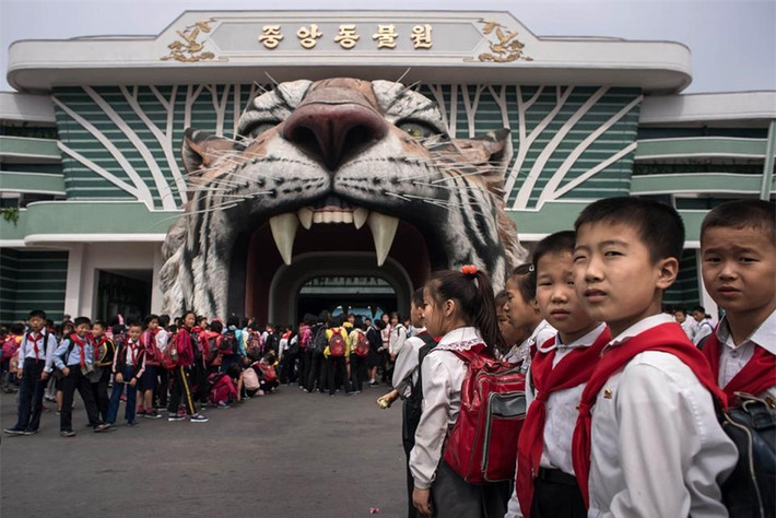 Khách tham quan, phần lớn là học sinh chờ đợi bên ngoài Bảo tàng Lịch sử Tự nhiên tại Bình Nhưỡng.