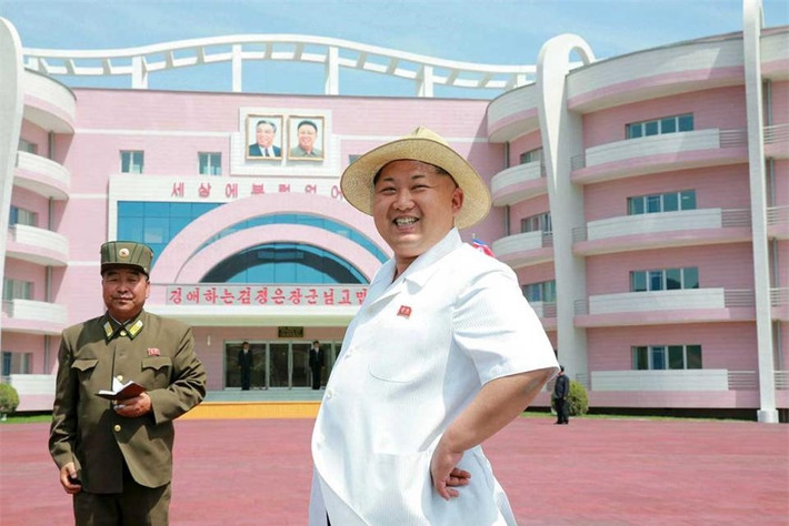 Nhà lãnh đạo Triều Tiên Kim Jong Un tới thăm Nhà trẻ Wonsan với gam màu hồng tươi sáng.